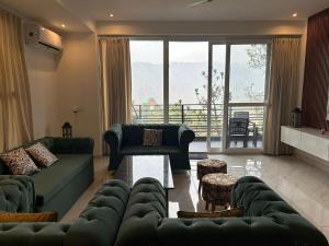 Divine Stay-3BHK, AC, WiFi, Kitchen