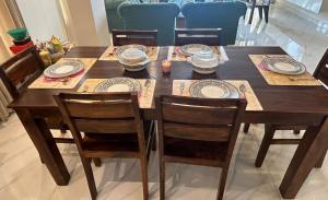 Divine Stay-3BHK, AC, WiFi, Kitchen