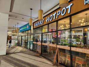 Walking Distance to NAIA Terminal 3 Newport City Condo with 400mbps WIFI and free 4K Netflix access