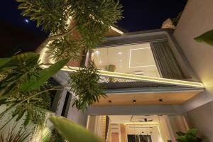Contemporary 2BR Luxury Villa with Rooftop View and Pool