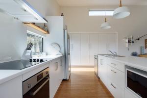 Low Head Coastal Haven: Your Seaside Escape