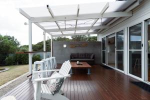 Low Head Coastal Haven: Your Seaside Escape