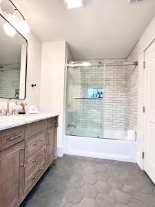 2BR Unit near Brown & RISD with Free Parking, Full Kitchen