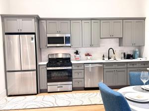 2BR Unit near Brown & RISD with Free Parking, Full Kitchen