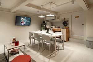 2BR APT on 2nd floor for 6 ppl