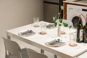 2BR APT on 2nd floor for 6 ppl