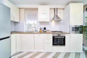 La Vie en Rose Chic French-Style Apartment with Parking in Timisoara