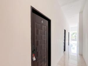 RedDoorz near Alun Alun Tanjunganom Nganjuk 2