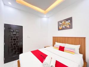 RedDoorz near Alun Alun Tanjunganom Nganjuk 2