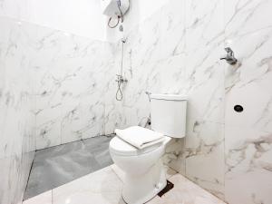 RedDoorz near Alun Alun Tanjunganom Nganjuk 2