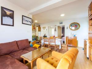 Villa in Tučepi with Pool near Seabeach