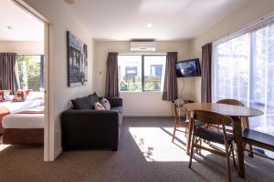 298 Westside Motor Lodge