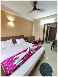 SEA VIEW from ROOFTOP- GOLDEN BEACH- SWARGADWAR GARDEN - LIGHT HOUSE BEACH- Bengali Market - U K Suit & Palace - Lift & Parking Facilities - Fully Air Conditioned Hotel in Prime location