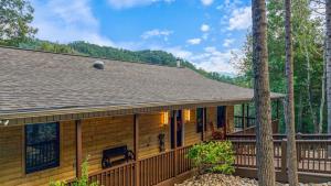 Exclusive Attraction Ticket Prices! Mountain Nest, Fire Pit, Hot Tub & Views