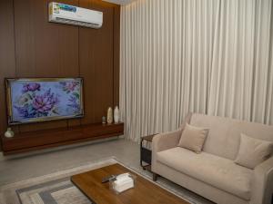 شقة بغرفة نوم ماستر وغرفة معيشة دخول ذاتي قريبة من المطار والوجهات الترفيهية Master Bedroom Apartment with Living Room Self Check in Near Airport and Popular Attractions