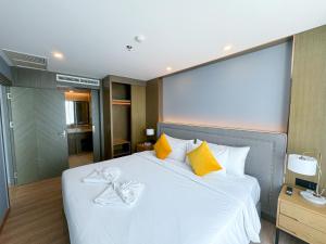 Bright 2BR Rawai Condo Pools Gym S5507