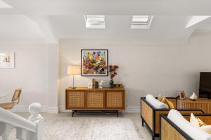 Beautiful Terrace Home with Courtyard