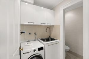 Beautiful Terrace Home with Courtyard