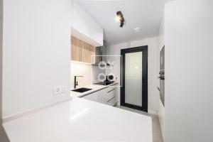 Cobalt Canvas Residence, Luxury Seaview Flat, by OYOOSTAYS