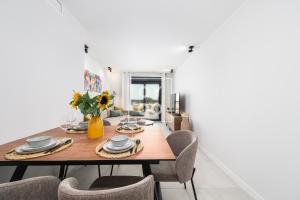 Cobalt Canvas Residence, Luxury Seaview Flat, by OYOOSTAYS