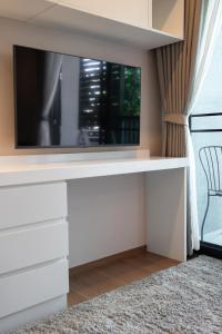 Bright 1BR X413 Desk Pool View