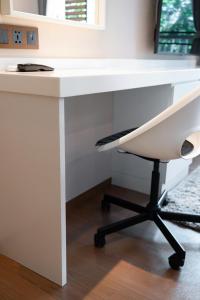 Bright 1BR X413 Desk Pool View