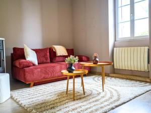 Idéal pour couple, famille&pros - jusquà 6 pers - Classé 2 étoiles - Baignoire Balnéo - Espace de travail dédié - A 10min de la gare SNCF, du centre ville dAngoulême, et du Musée de la BD - Parking privé et gratuit - Wifi gratuit