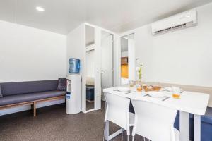 Mobile home Mediteran Superior by the pool in caravan park Strasko, Novalja