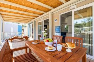 Mobile home Mediteran Superior by the pool in caravan park Strasko, Novalja 