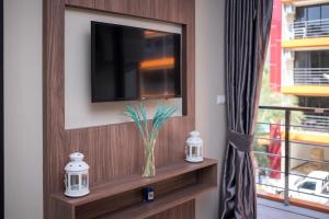 Chic 1BR Condo Steps from Nai Harn S311