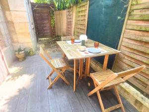 Idéal pour couple, famille&pros - jusquà 6 pers - Classé 2 étoiles - Baignoire Balnéo - Espace de travail dédié - A 10min de la gare SNCF, du centre ville dAngoulême, et du Musée de la BD - Parking privé et gratuit - Wifi gratuit