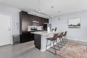 CozySuites l Dream 1BR, Monument Circle, Indy