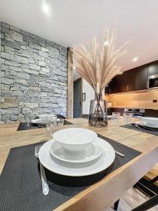 Modern 2BR Apt with Mountain Views & Private Parking