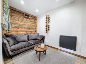 Modern 2BR Apt with Mountain Views & Private Parking