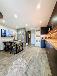 Modern 2BR Apt with Mountain Views & Private Parking