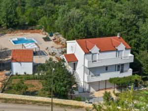 Villa in Neoric with Pool and Bubble Bath