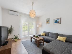 Villa in Neoric with Pool and Bubble Bath