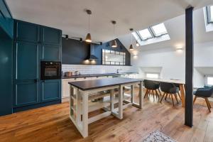 Funky lux 2 bedroom loft in the Old Town