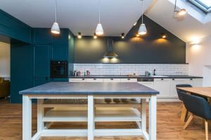 Funky lux 2 bedroom loft in the Old Town