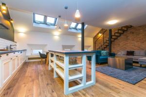 Funky lux 2 bedroom loft in the Old Town