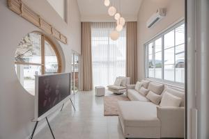 White Wood Family Villa, 5 Kingbeds, 12 mins airport