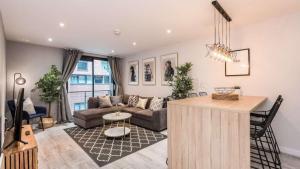 Stylish Liverpool Apartment with Parking & Balcony