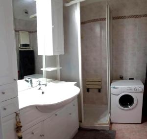 Studio vue mer, balcon face port de Garavan, plage et gare à pied