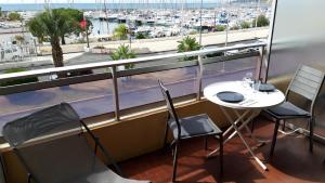 Studio vue mer, balcon face port de Garavan, plage et gare à pied