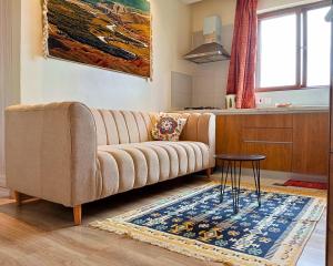 Heated Pool, Gym, Skyline Views & Natural Light - Cosy 1 bedroom in Kileleshwa