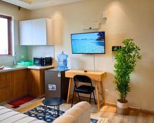 Heated Pool, Gym, Skyline Views & Natural Light - Cosy 1 bedroom in Kileleshwa