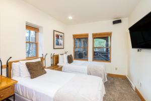 Bear Creek Lodge 212 by Alpine Lodging Telluride