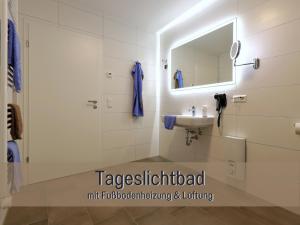 Ferienhaus Höckelheim - FeWo Blaue Lagune - neu, modern & geräumig - 100 qm - 3 Schlafzimmer - bis 6 Gäste, Babies reisen gratis - Garten, Grill & Terrasse - Fußbodenheizung - Smart-TV - Küche mit Backofen, Spülmaschine & Toaster - nahe Göttin