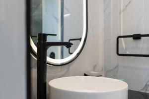 The Luxe Marina Experience - Stylish 2BR with Sweeping Balcony Views for Total Relaxation