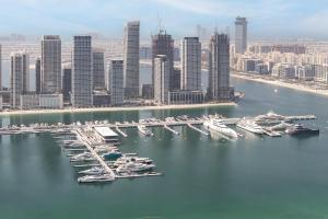 The Luxe Marina Experience - Stylish 2BR with Sweeping Balcony Views for Total Relaxation